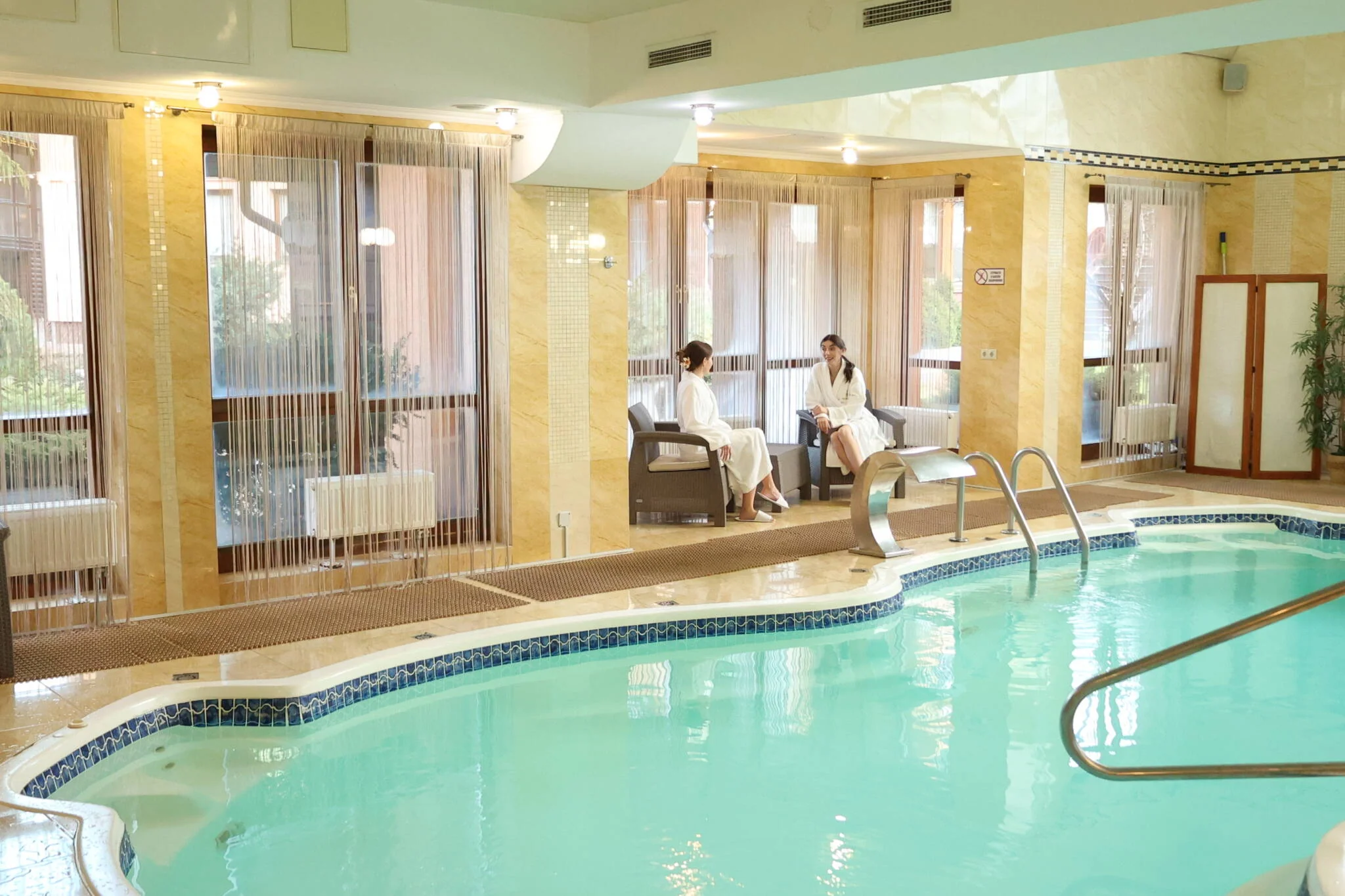 Критий басейн у SPA Respect Hotel